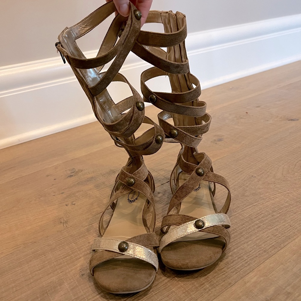 Joyfolie gladiator sandals size Y4.